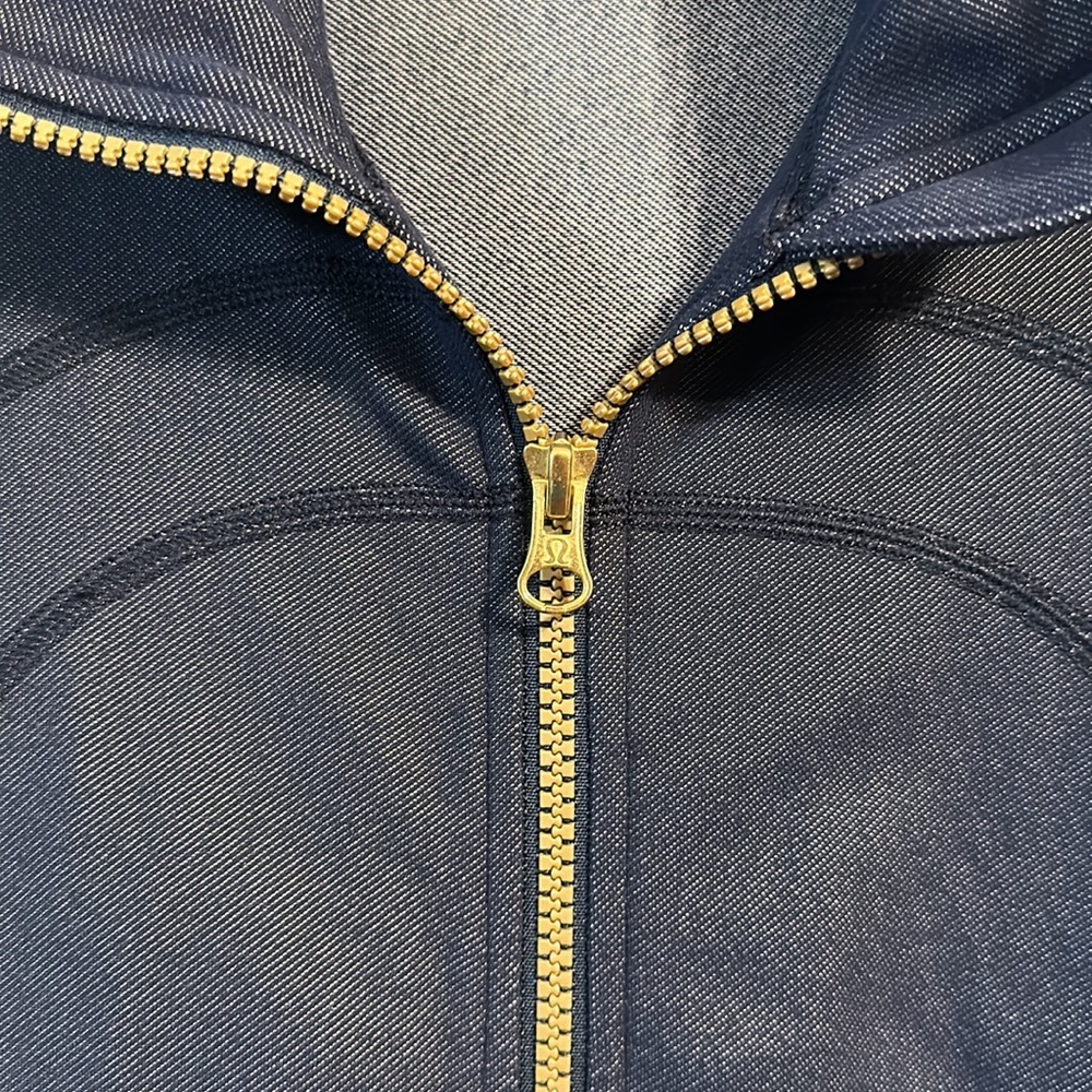 Lululemon Hooded Zippered Blue Denim Look Workout Jacket With Thumb Holes Size 6 - Picture 8 of 17